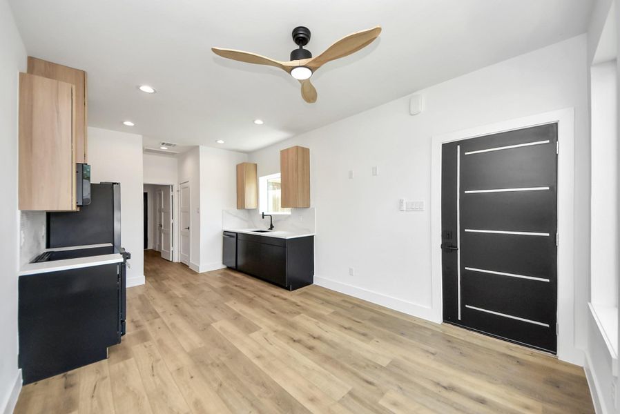 Ensuite 1 bedroom unit with kitchen
