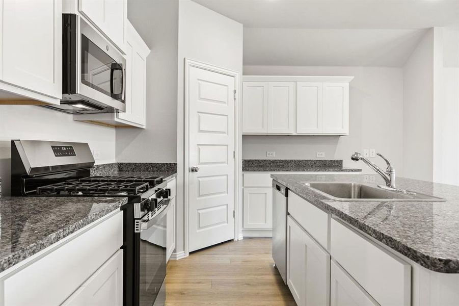 15-web-or-mls-556-ridgewood-dr