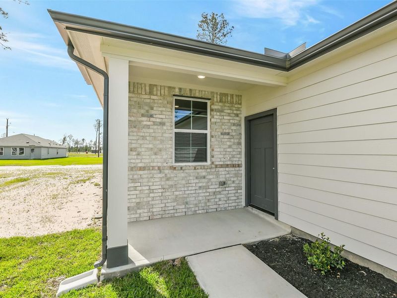 Exterior details and patio area of a home in Spring Branch Crossing, Conroe (Image 3).