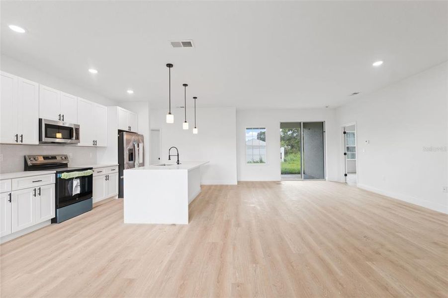 Spacious, unfurnished interior of a new home in , Ocala (Image 14).