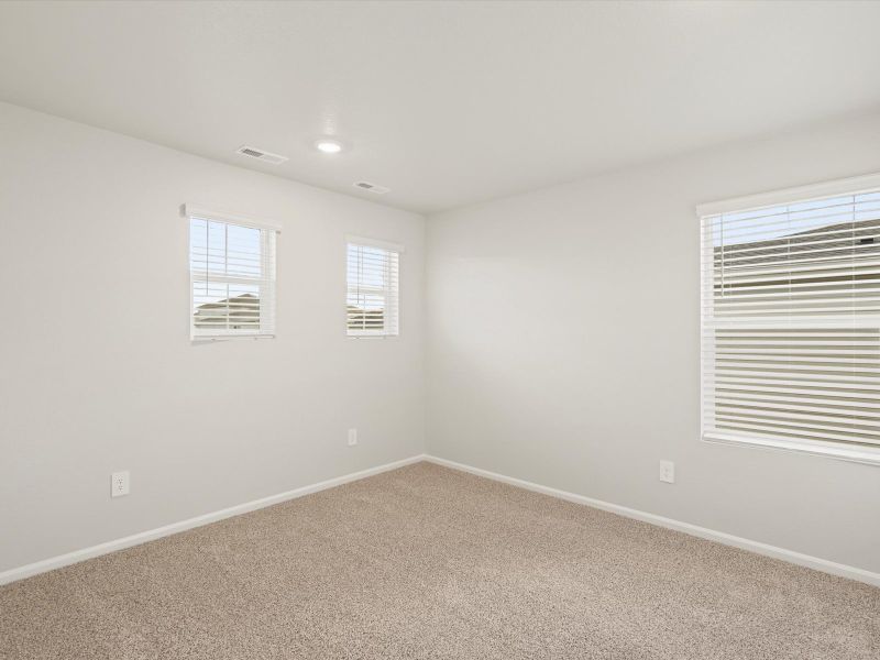 Spacious, unfurnished interior of a new home in Lake Bluff, Greeley (Image 9).