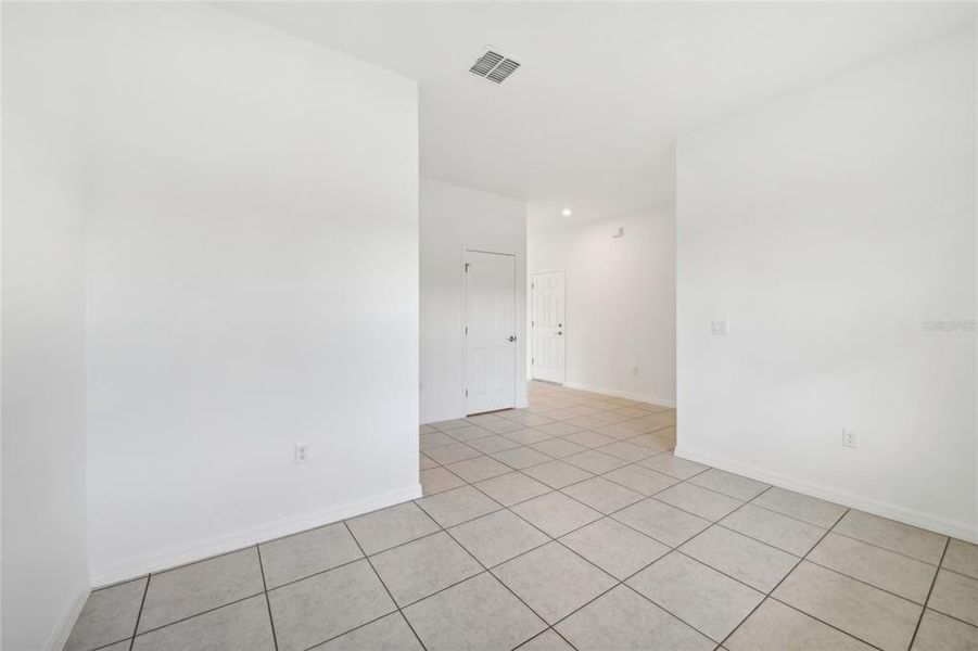 Spacious, unfurnished interior of a new home in Silver Lake Pointe, Leesburg (Image 17).