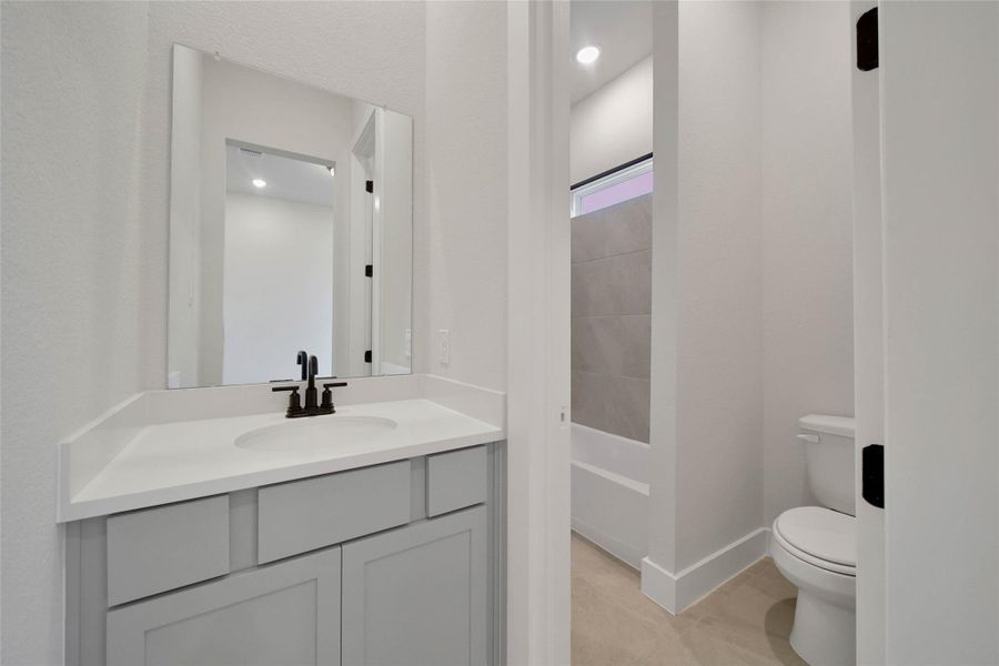 Furnished interior view inside a new home in , Rosharon (Image 16).