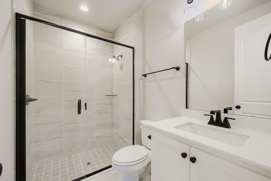 1281 White Pine - Full Bathroom 1281 White Pine - Full Bathroom