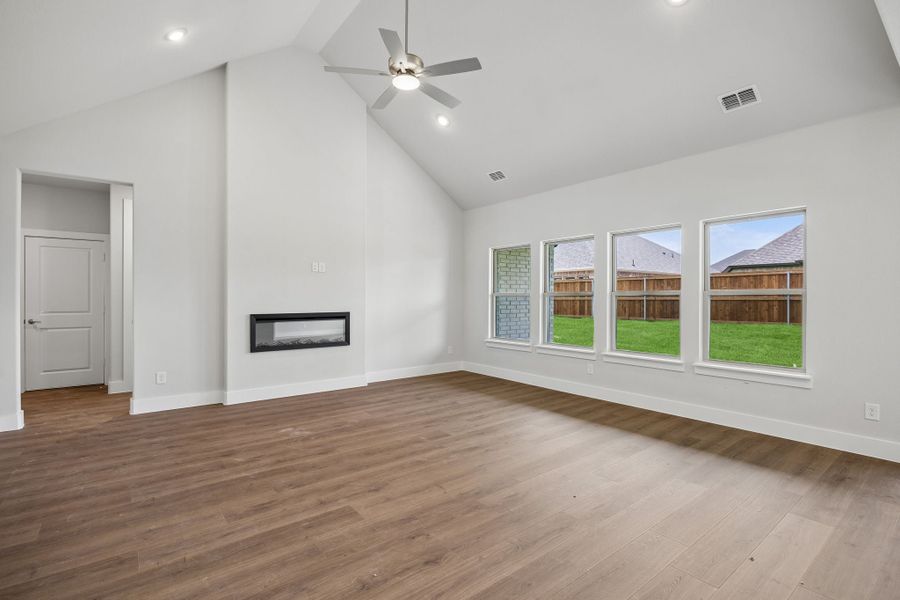 Spacious, unfurnished interior of a new home in Dove Hollow, Waxahachie (Image 15). Spacious, unfurnished interior of a new home in Dove Hollow, Waxahachie (Image 15).