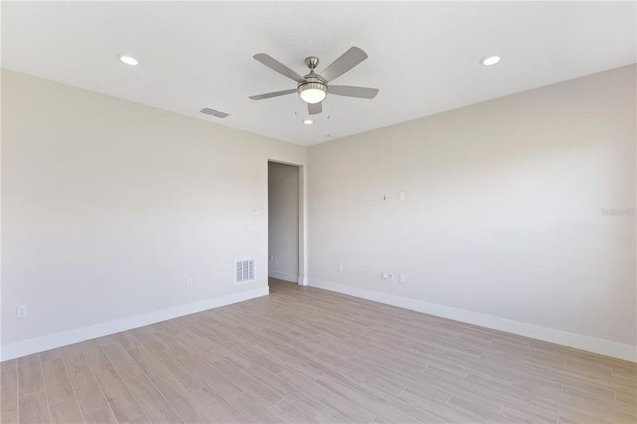 Spacious, unfurnished interior of a new home in , Ocala (Image 20).