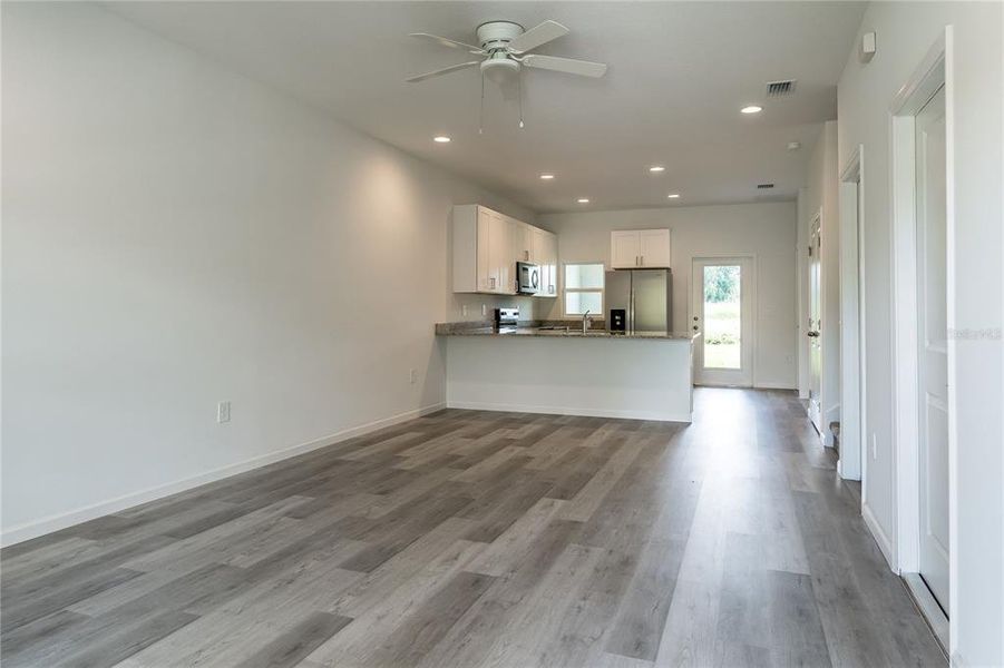 Spacious, unfurnished interior of a new home in , Orlando (Image 29).