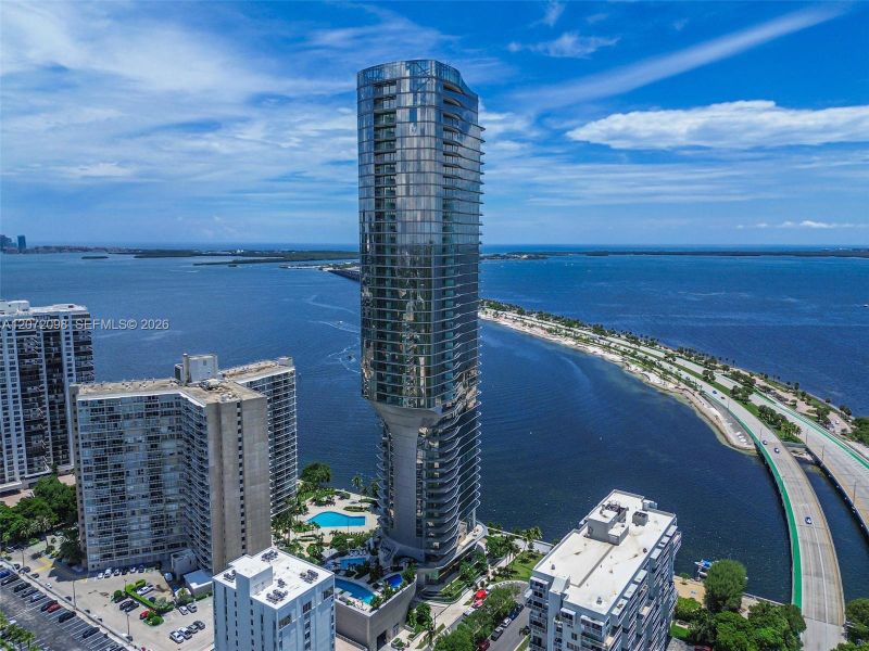 Condo located in Miami, FL showcasing its design and architecture (Image 32).