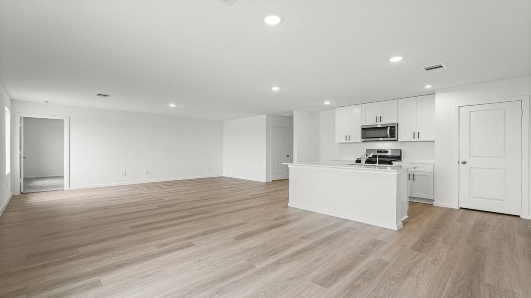 Spacious, unfurnished interior of a new home in Sunterra, Katy (Image 20).
