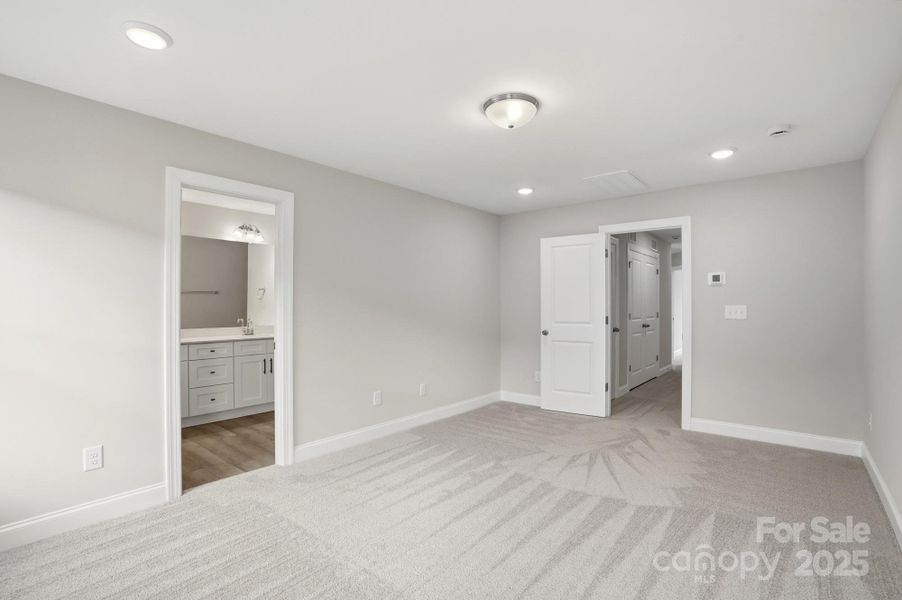 Spacious, unfurnished interior of a new home in Harrisburg Village, Harrisburg (Image 14).