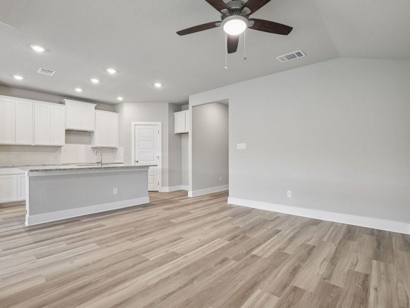 Spacious, unfurnished interior of a new home in Remington Ranch, San Antonio (Image 16).
