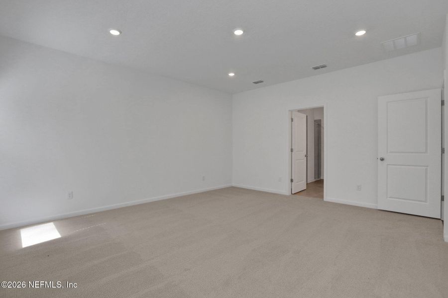 Spacious, unfurnished interior of a new home in Jennings Farm, Middleburg (Image 35).
