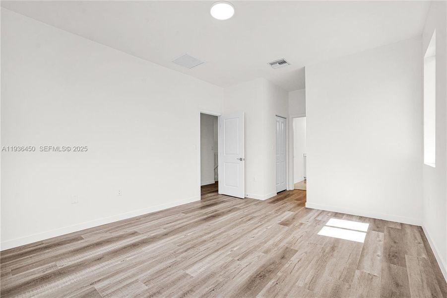 Spacious, unfurnished interior of a new home in , Miami (Image 50).