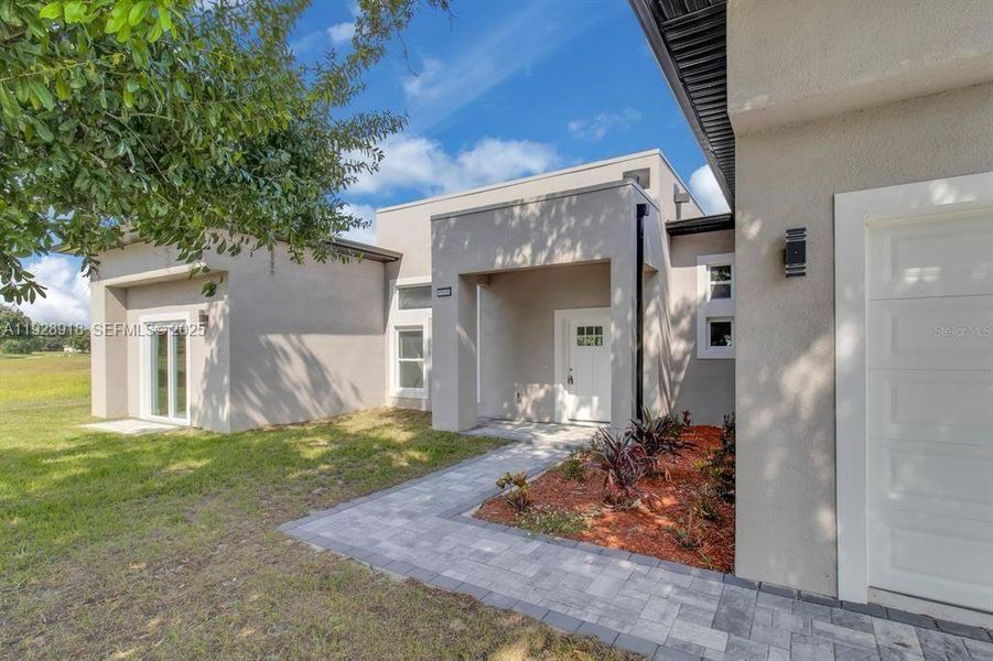 Exterior details and patio area of a home in , Sebring (Image 3).