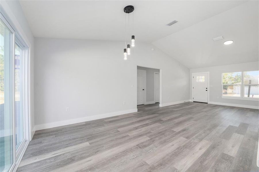 Spacious, unfurnished interior of a new home in , Dunnellon (Image 20).