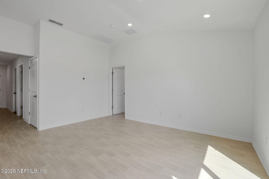 Spacious, unfurnished interior of a new home in Bellbrooke, Jacksonville (Image 15).