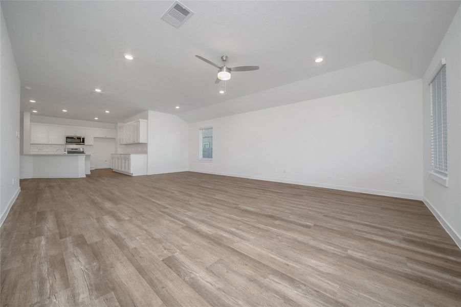 Spacious, unfurnished interior of a new home in Silverthorne, Conroe (Image 20).