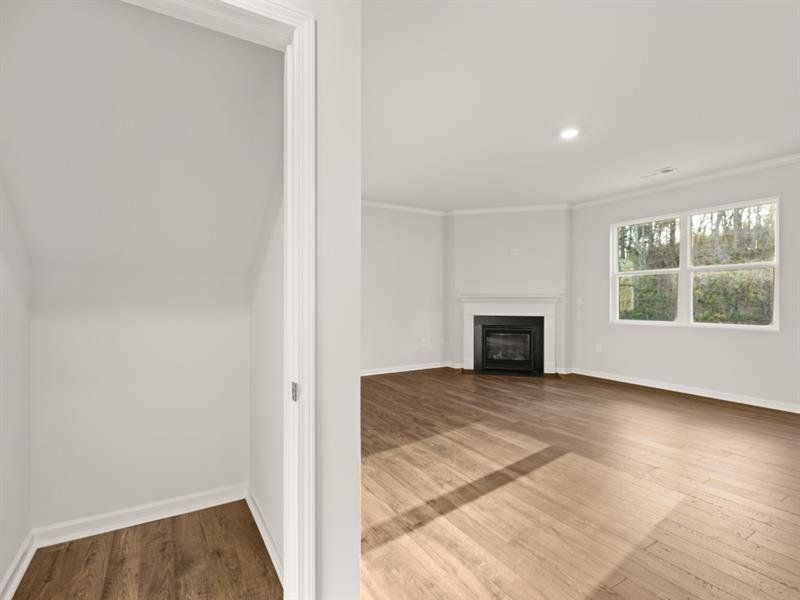 Spacious, unfurnished interior of a new home in Falcon Landing, Gainesville (Image 17).