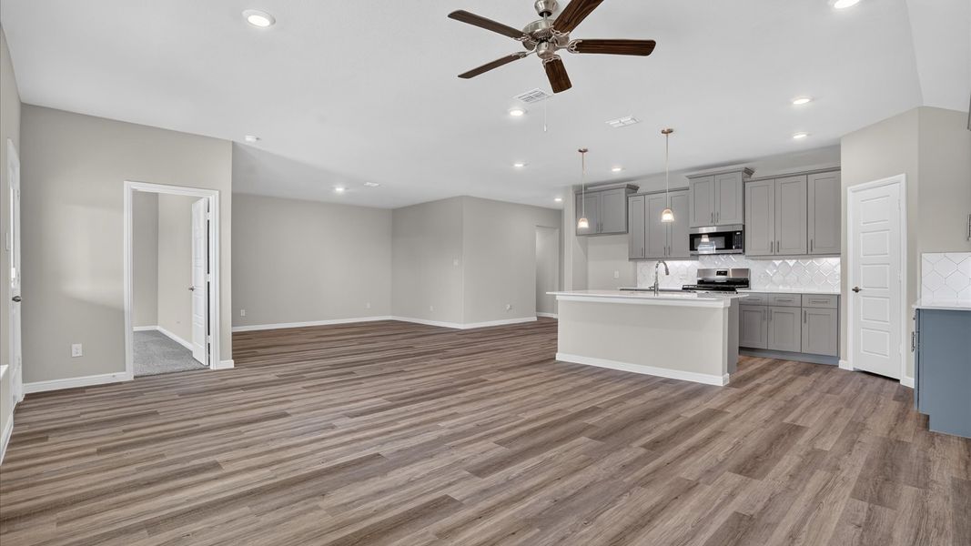 Spacious, unfurnished interior of a new home in Sandstone Estates, Granbury (Image 10).