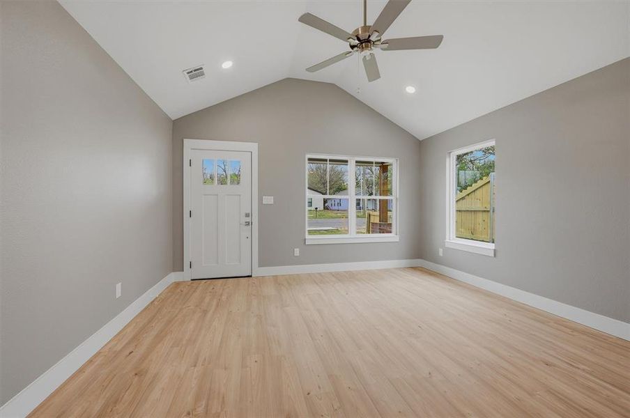 Spacious, unfurnished interior of a new home in , Sherman (Image 15).
