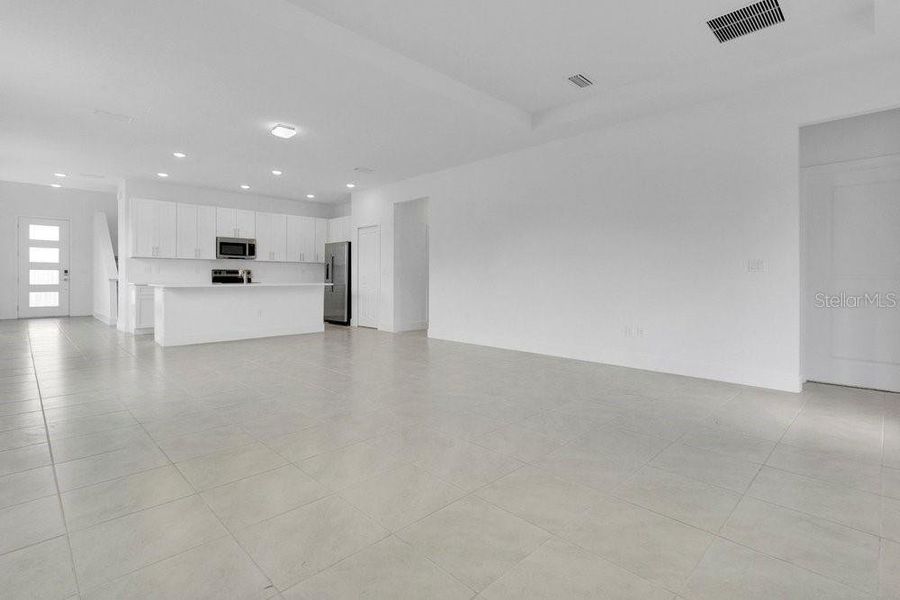 Spacious, unfurnished interior of a new home in Yucatan Gardens, Orlando (Image 13).