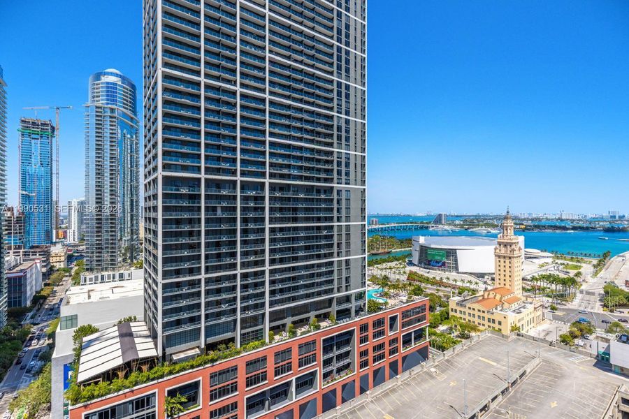 Condo located in Miami, FL showcasing its design and architecture (Image 27).