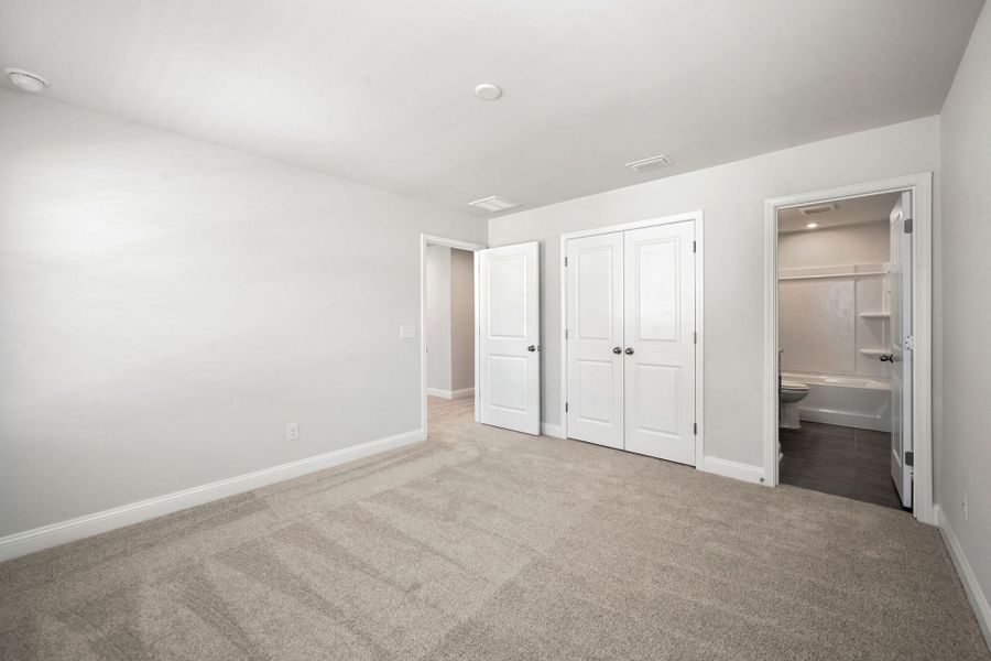 Spacious, unfurnished interior of a new home in Waterways, Richmond Hill (Image 33).