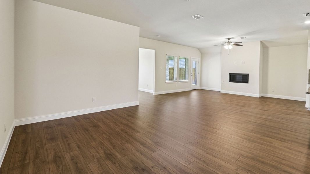 Spacious, unfurnished interior of a new home in Silverado, Aubrey (Image 7).