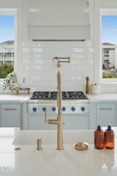 6CapeLn_Staged_9Kitchen