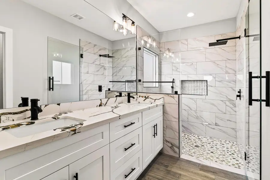 Master bathroom. Master bathroom.
