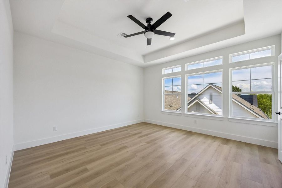Spacious, unfurnished interior of a new home in Thornton Oaks, Houston (Image 21).