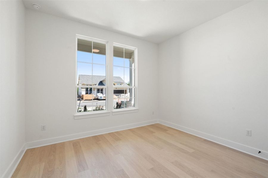 Spacious, unfurnished interior of a new home in Persimmon, Buda (Image 17).