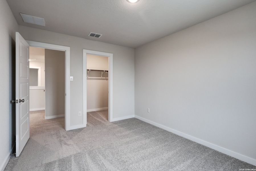 Spacious, unfurnished interior of a new home in Mesa Vista, San Antonio (Image 14).
