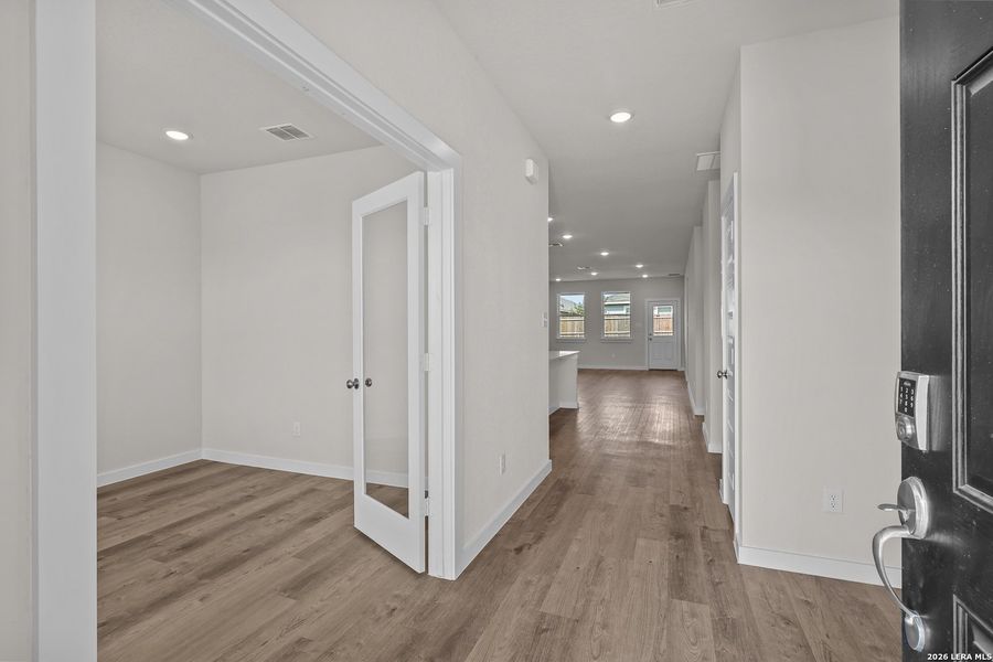 Spacious, unfurnished interior of a new home in Hiddenbrooke, Seguin (Image 17).