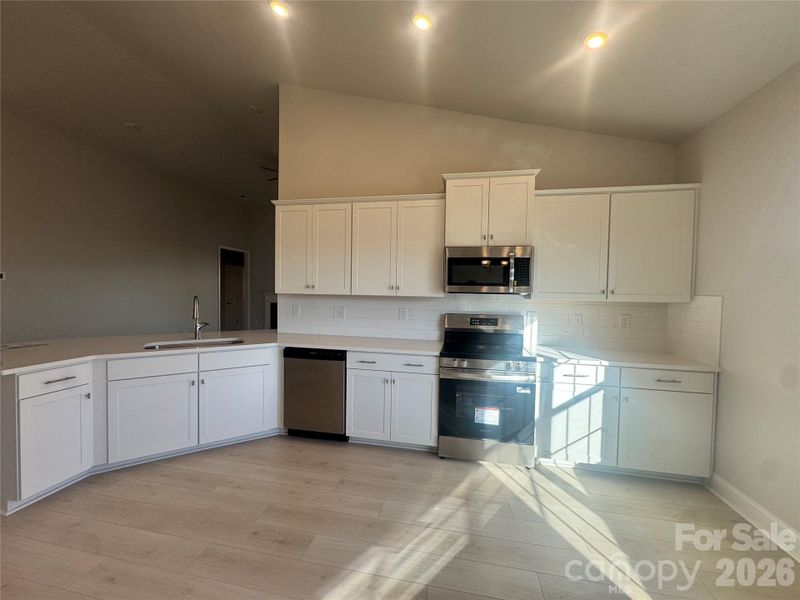Spacious kitchen with Quartz countertops