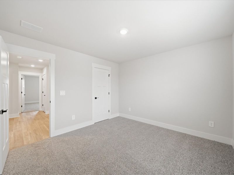 Spacious, unfurnished interior of a new home in Ashby Woods, Boiling Springs (Image 16).