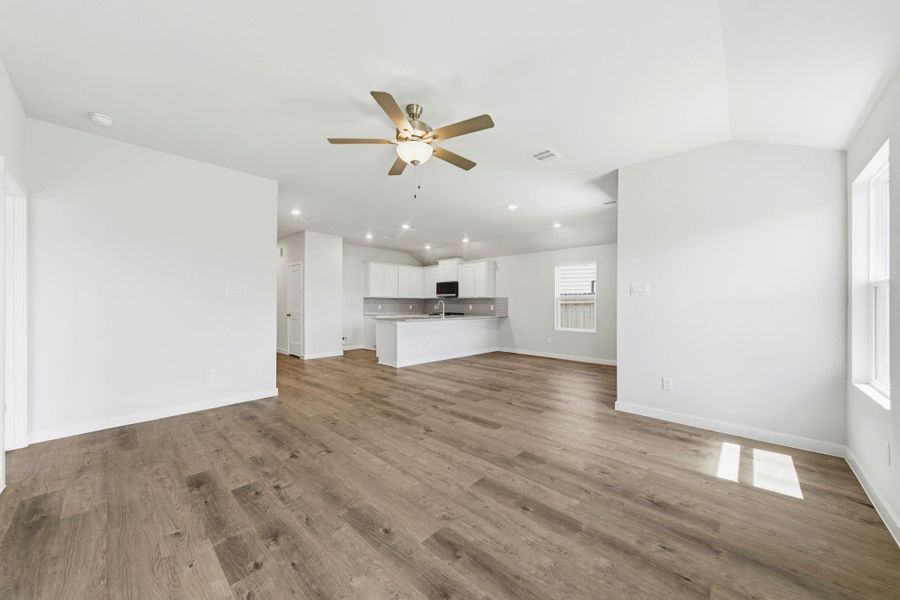Spacious, unfurnished interior of a new home in Caney Mills, Conroe (Image 14).
