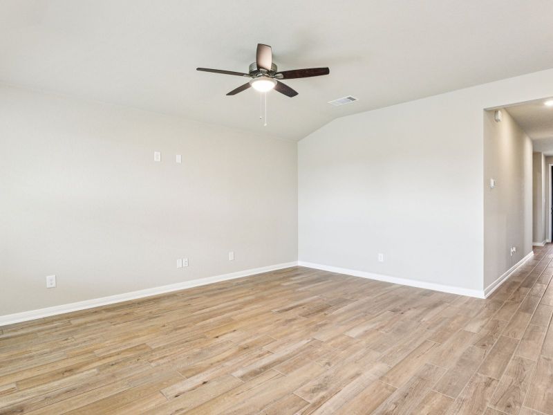 Spacious, unfurnished interior of a new home in Comanche Ridge, San Antonio (Image 9).