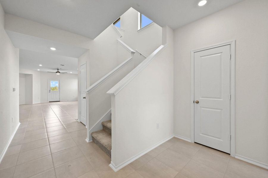 Spacious, unfurnished interior of a new home in Stoney Chase, Del Valle (Image 30).