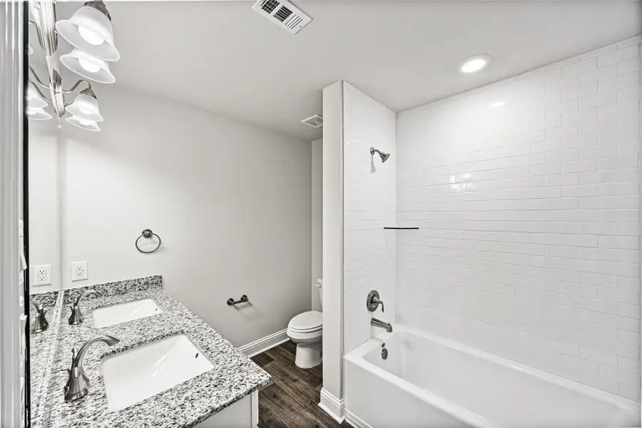 *Representative photo. Colors and features may differ* *Representative photo. Colors and features may differ*