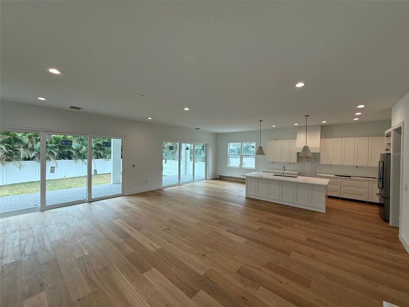 Spacious, unfurnished interior of a new home in , Tampa (Image 5).