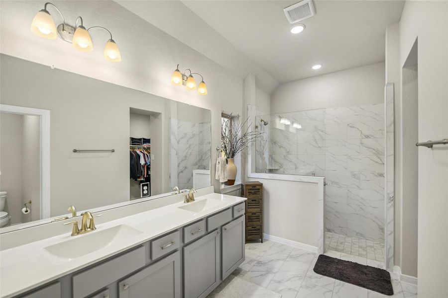 Furnished interior view inside a new home in The Highlands 40', Porter (Image 29).