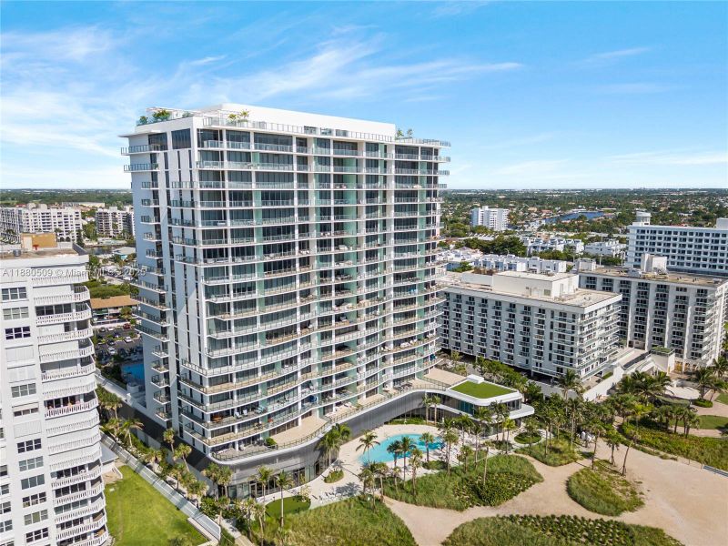 Condo located in Pompano Beach, FL showcasing its design and architecture (Image 39).