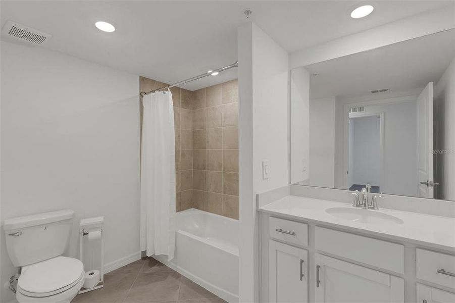 Furnished interior view inside a new home in , Bradenton (Image 9).