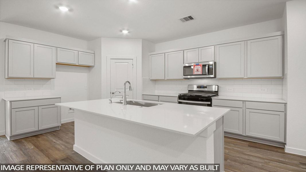 Furnished interior view inside a new home in Silverthorne, Conroe (Image 5).