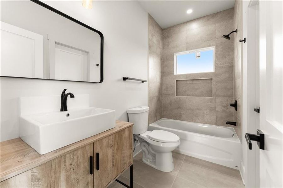 Furnished interior view inside a new home in , Clermont (Image 13).