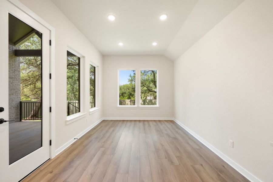 Spacious, unfurnished interior of a new home in Wolf Ranch, Georgetown (Image 33).