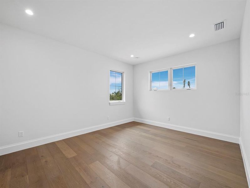 Spacious, unfurnished interior of a new home in , Sarasota (Image 59).