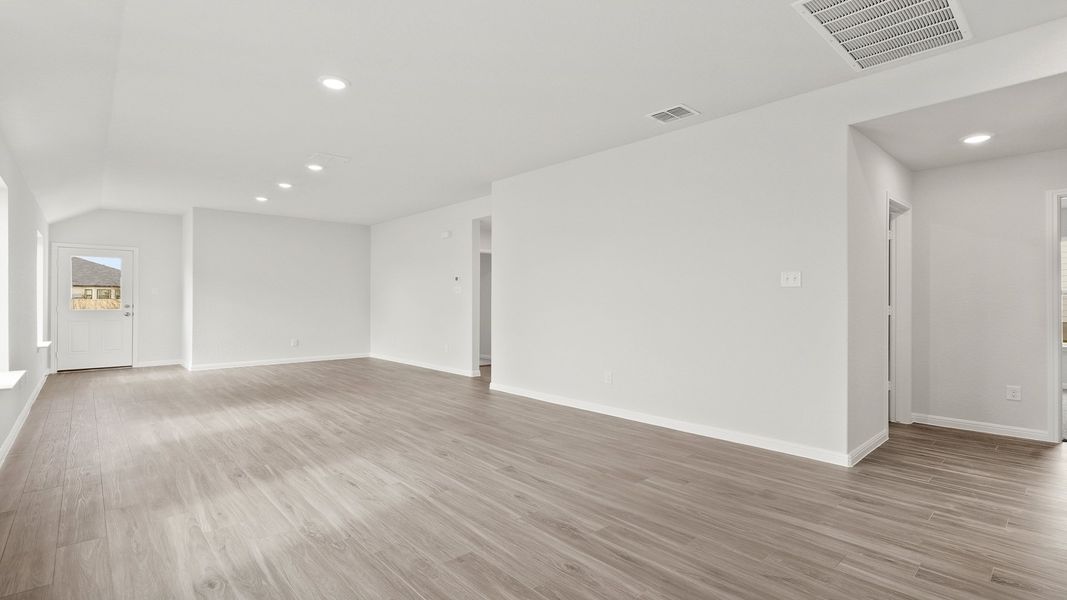 Spacious, unfurnished interior of a new home in Hunters Ranch, San Antonio (Image 10).