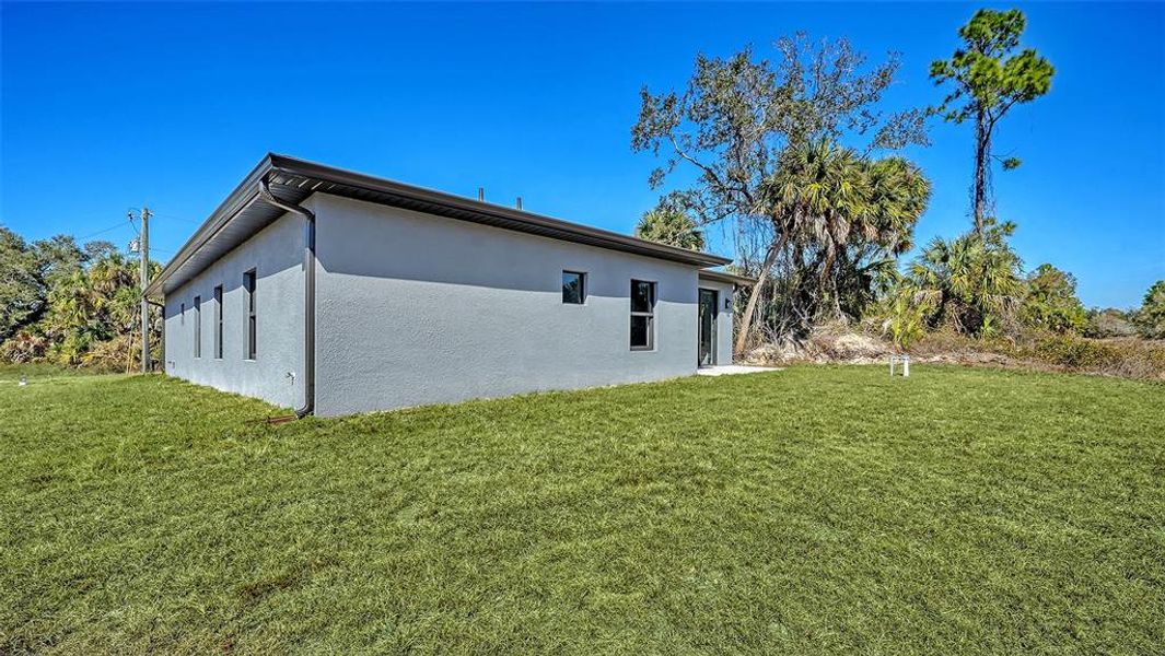 Exterior details and patio area of a home in , North Port (Image 4).